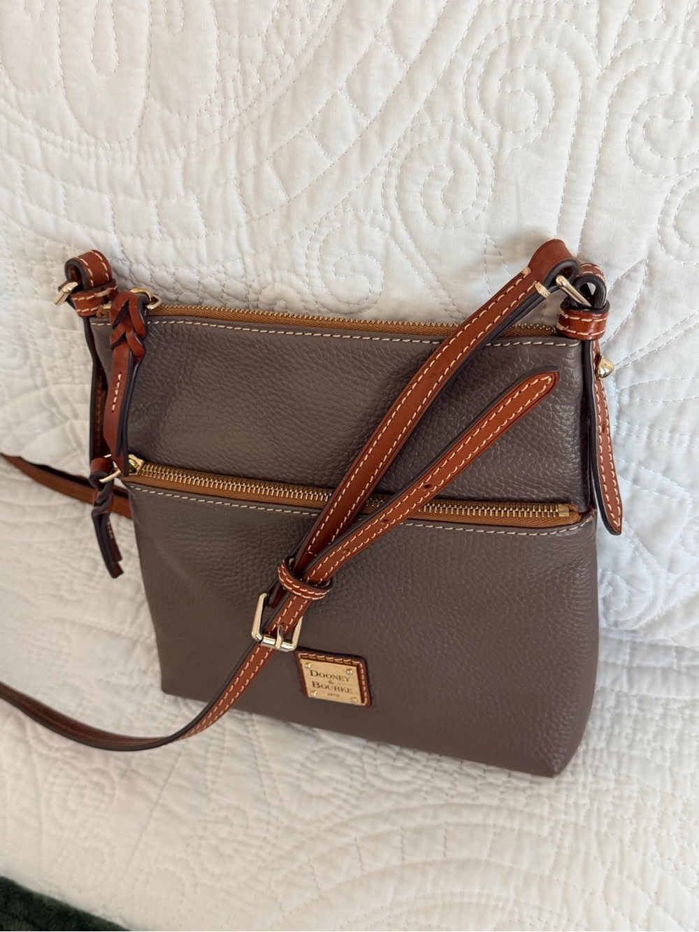 ✨Dooney & Bourke Pebble Grain North South Janine Crossbody EUC ✨